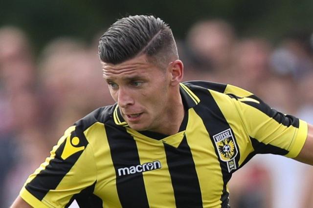 他不仅能依 他不仅能依